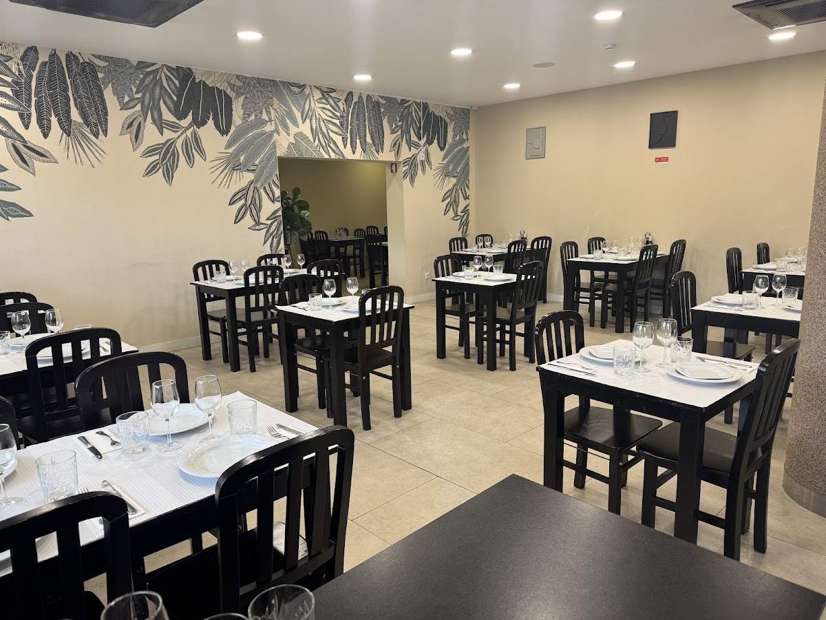 Sala ampla do restaurante, preparada para grupos
