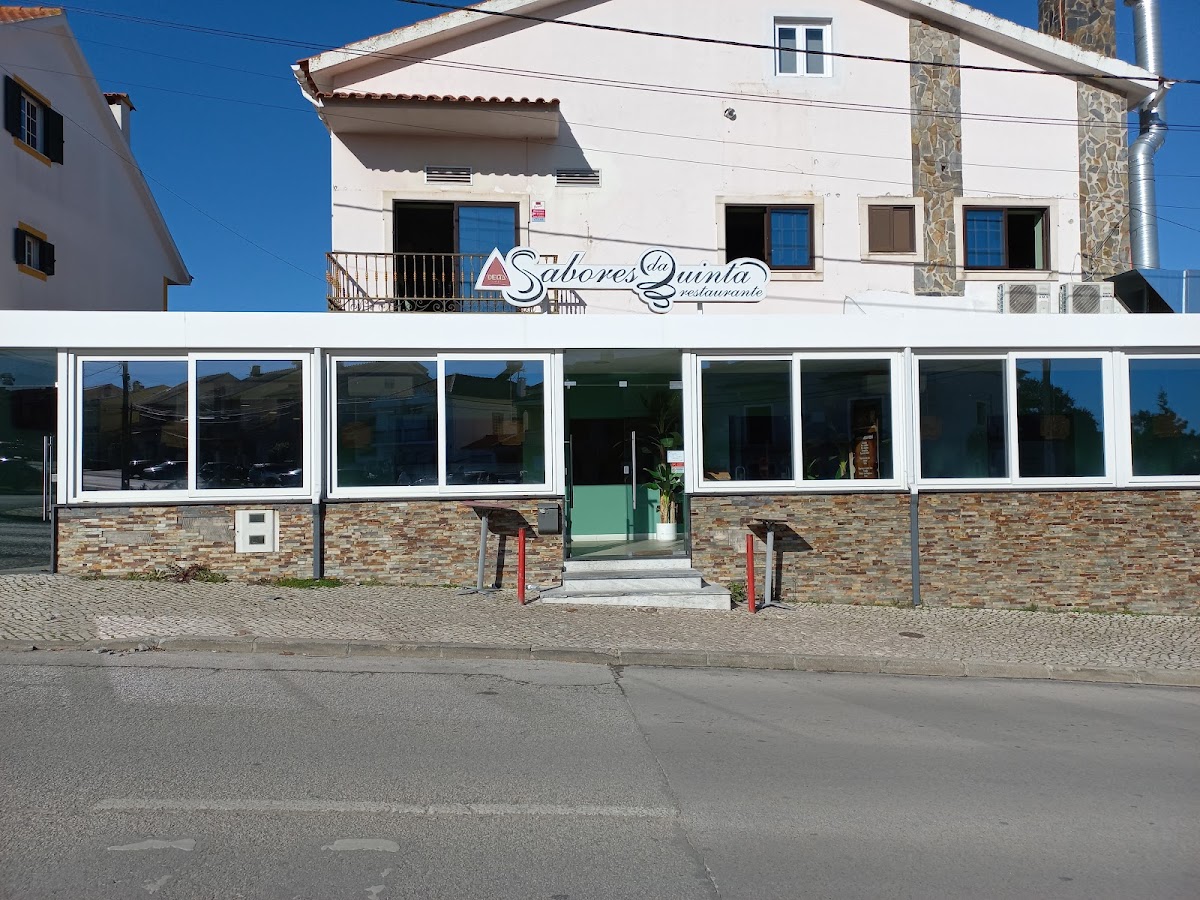 Fachada do restaurante Sabores da Quinta, com esplanada envidraçada